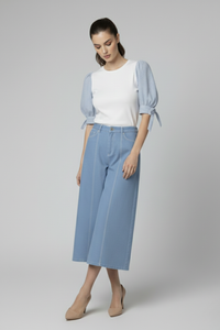 Pantalón Zara celeste en gabardina light con pierna amplia y diseño contemporáneo, combinado con la blusa Balloon de mangas abullonadas, vista tres cuartos | Claudia Bertolero
