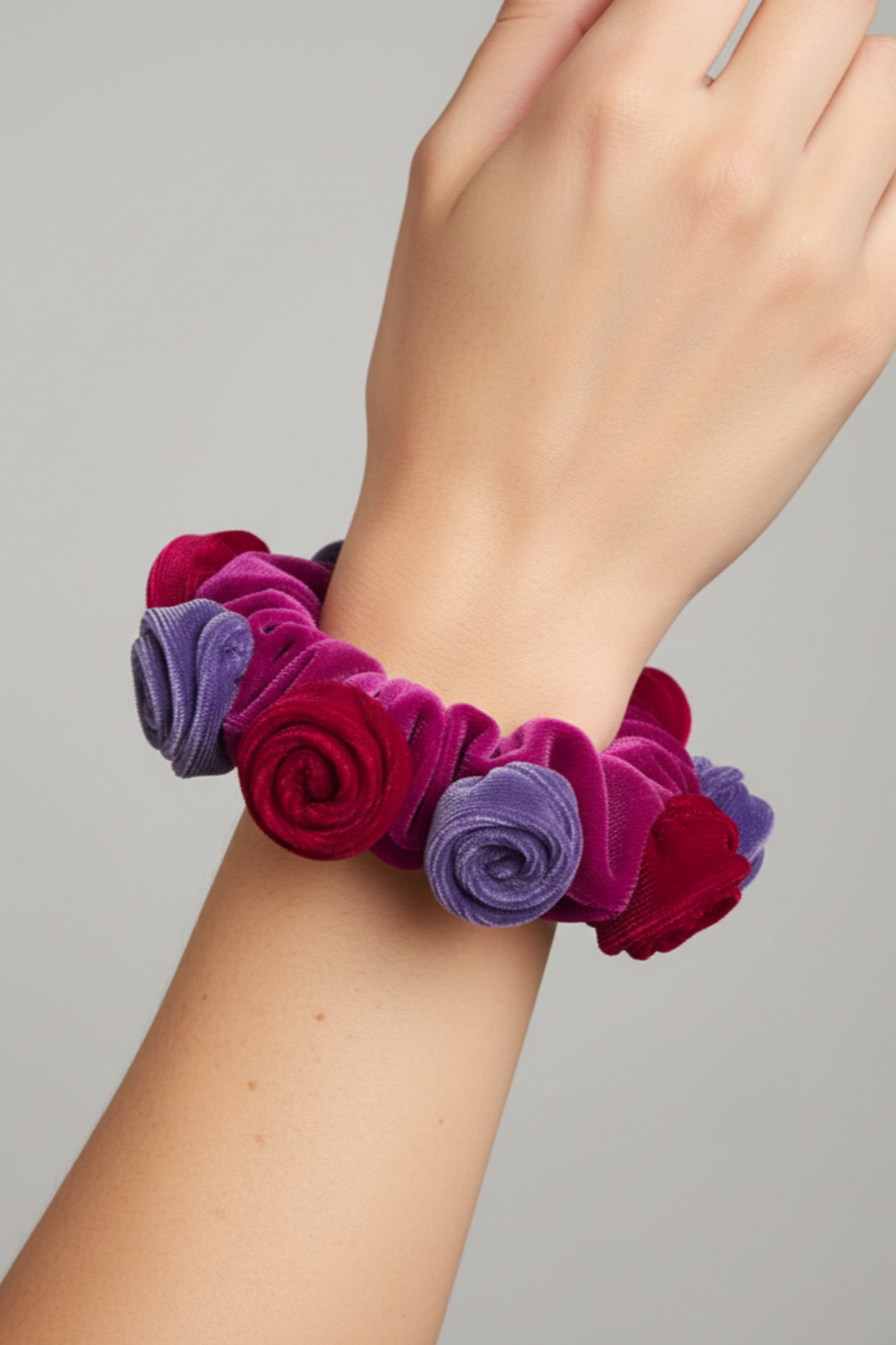 Collete Rosa de terciopelo fucsia adornado con delicadas rosas decorativas, perfecto para dar carácter y color al peinado | Claudia Bertolero