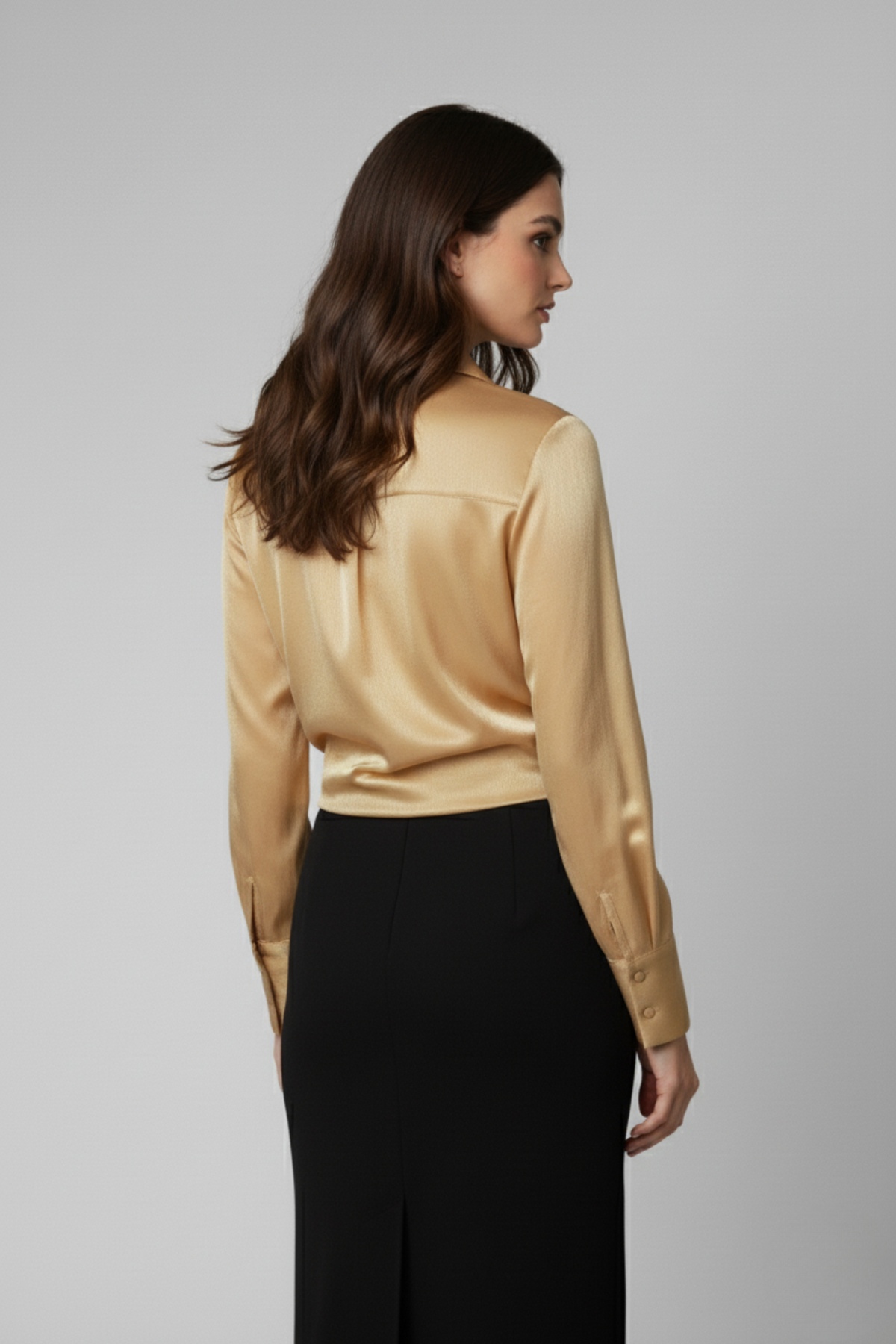 Vista trasera de la blusa Silvana de organza dorada con caída elegante y mangas largas | Claudia Bertolero