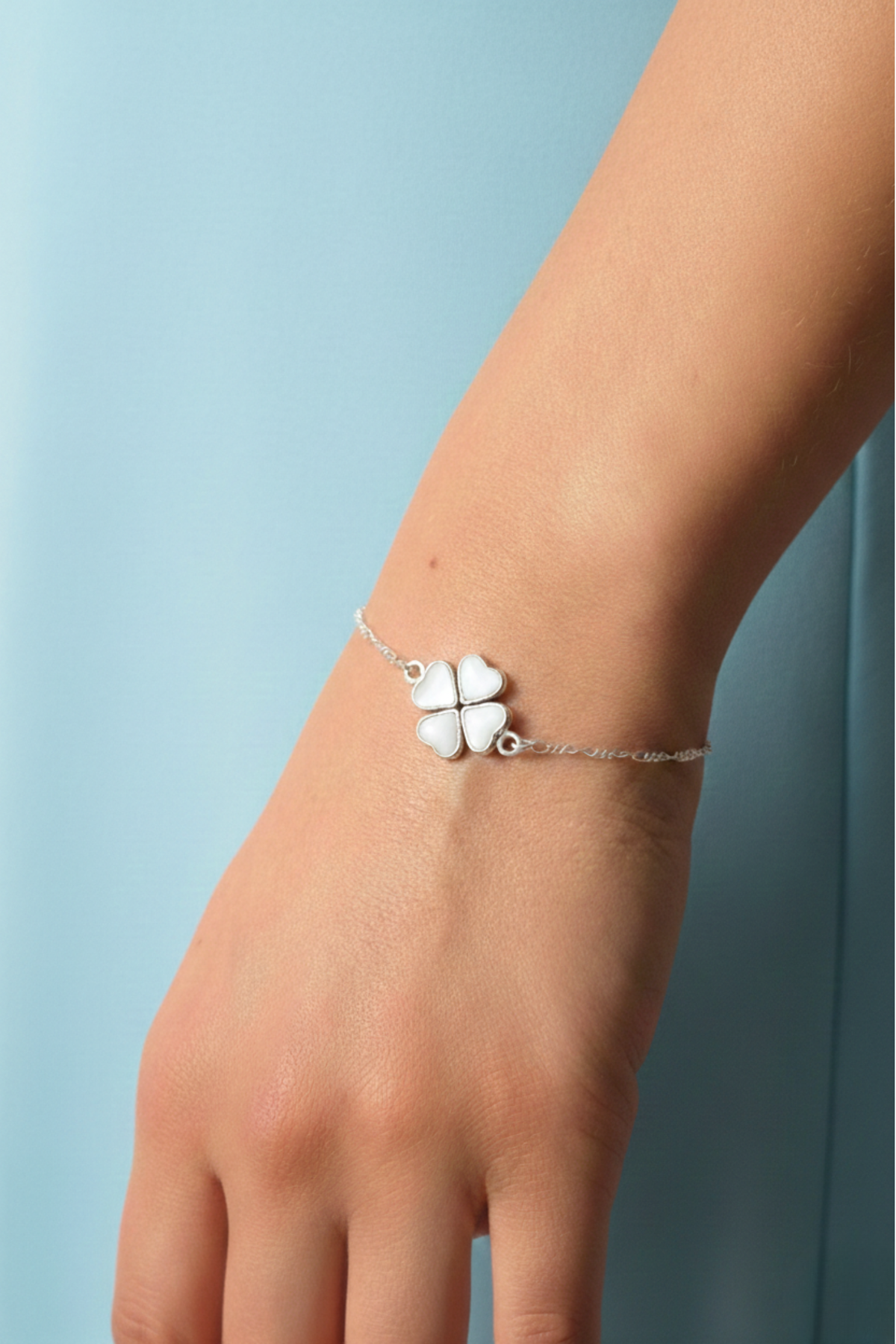 Brazalete trébol de plata 950 con piedra natural pulida y diseño artesanal elegante | Claudia Bertolero