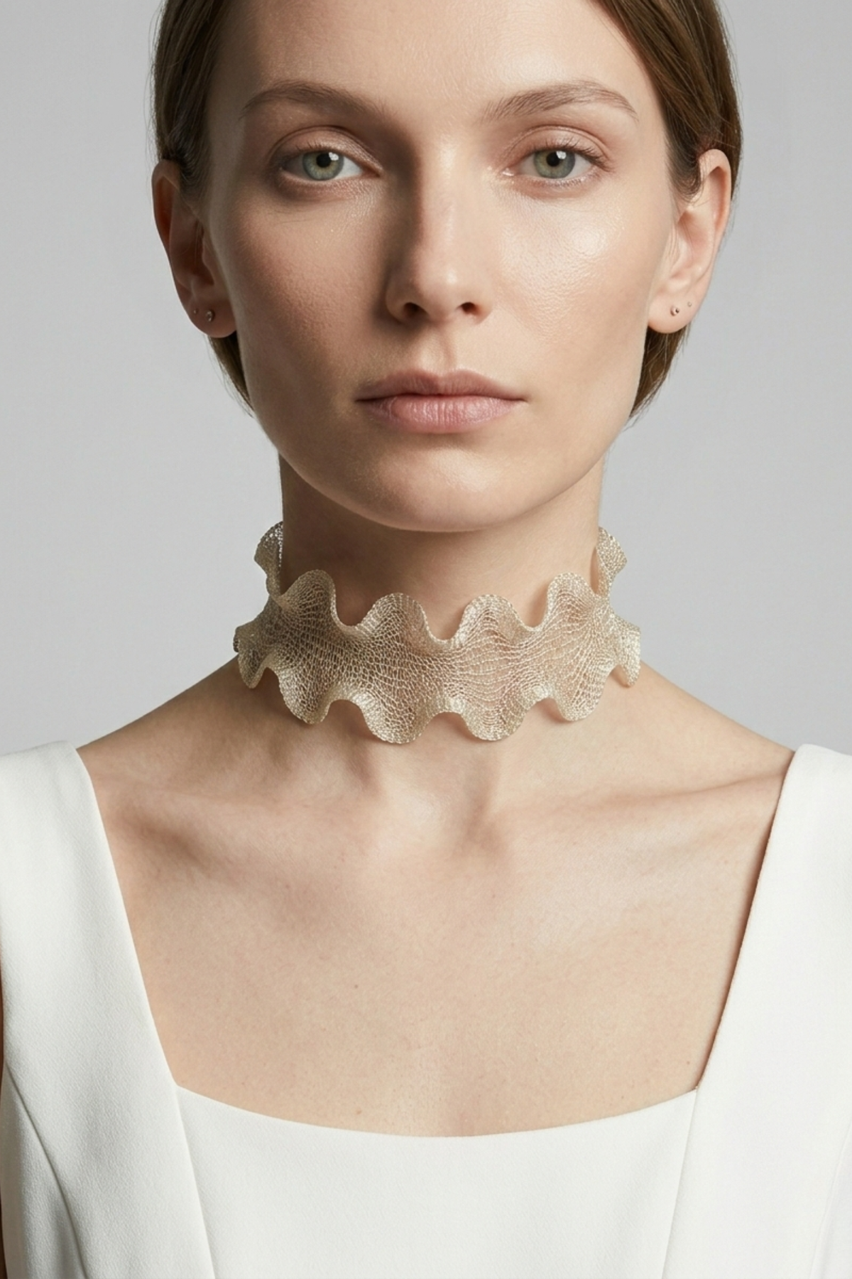 Collar Titanium moldeable con diseño metálico moderno y minimalista | Claudia Bertolero