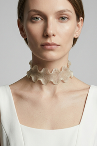 Collar Titanium moldeable con diseño metálico moderno y minimalista | Claudia Bertolero