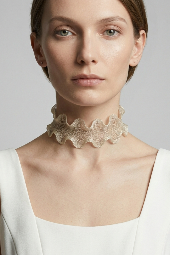 Collar Titanium moldeable con diseño metálico moderno y minimalista | Claudia Bertolero