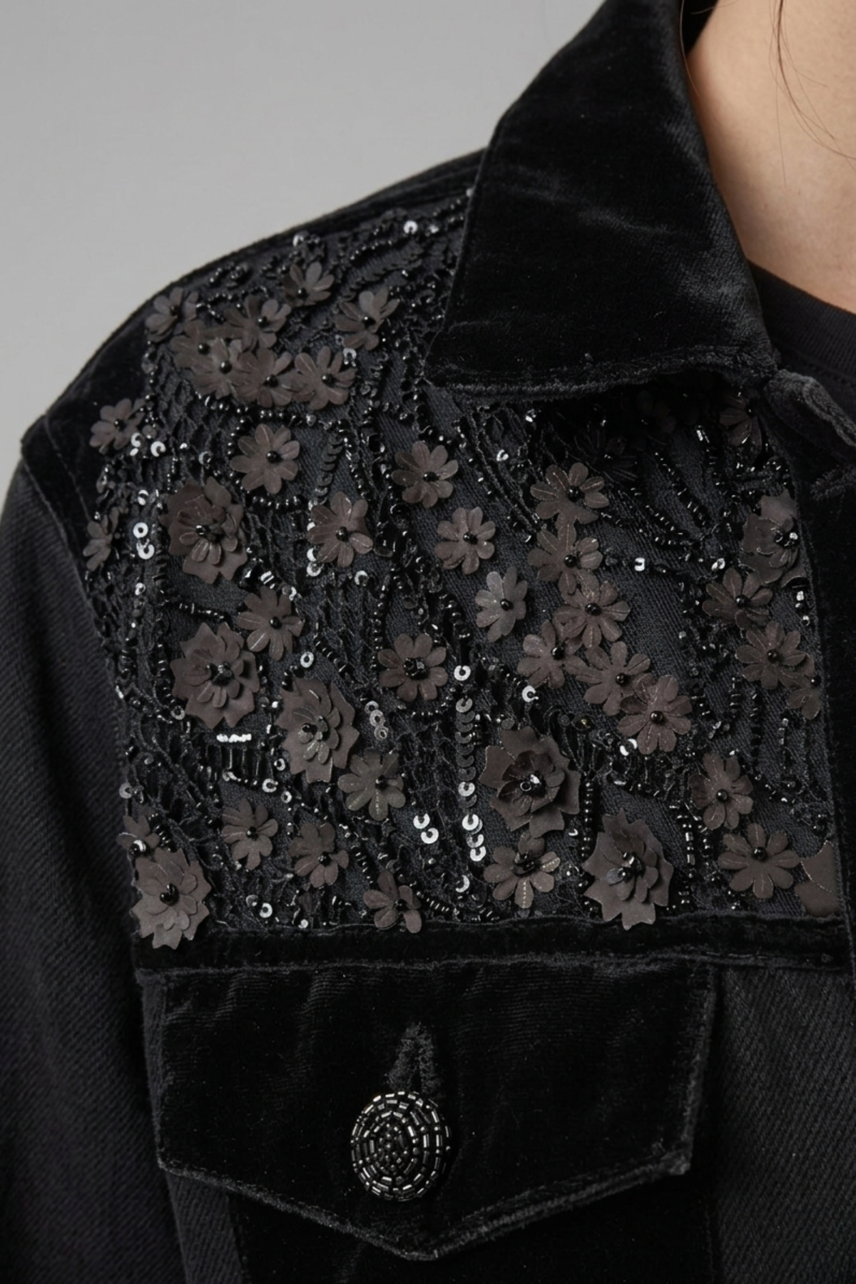 Chaqueta negra con encaje español y botones bordados a mano estilo sofisticado | Casaca Fortuna Claudia Bertolero