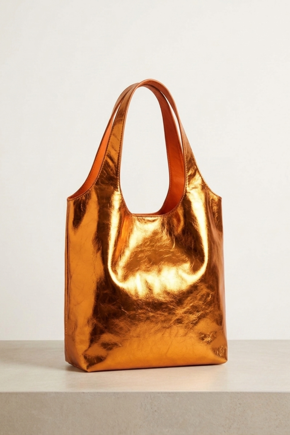 Bolso Milán color naranja metálico de Claudia Bertolero elaborado en cuero de res con diseño amplio para llevar al hombro | Claudia Bertolero