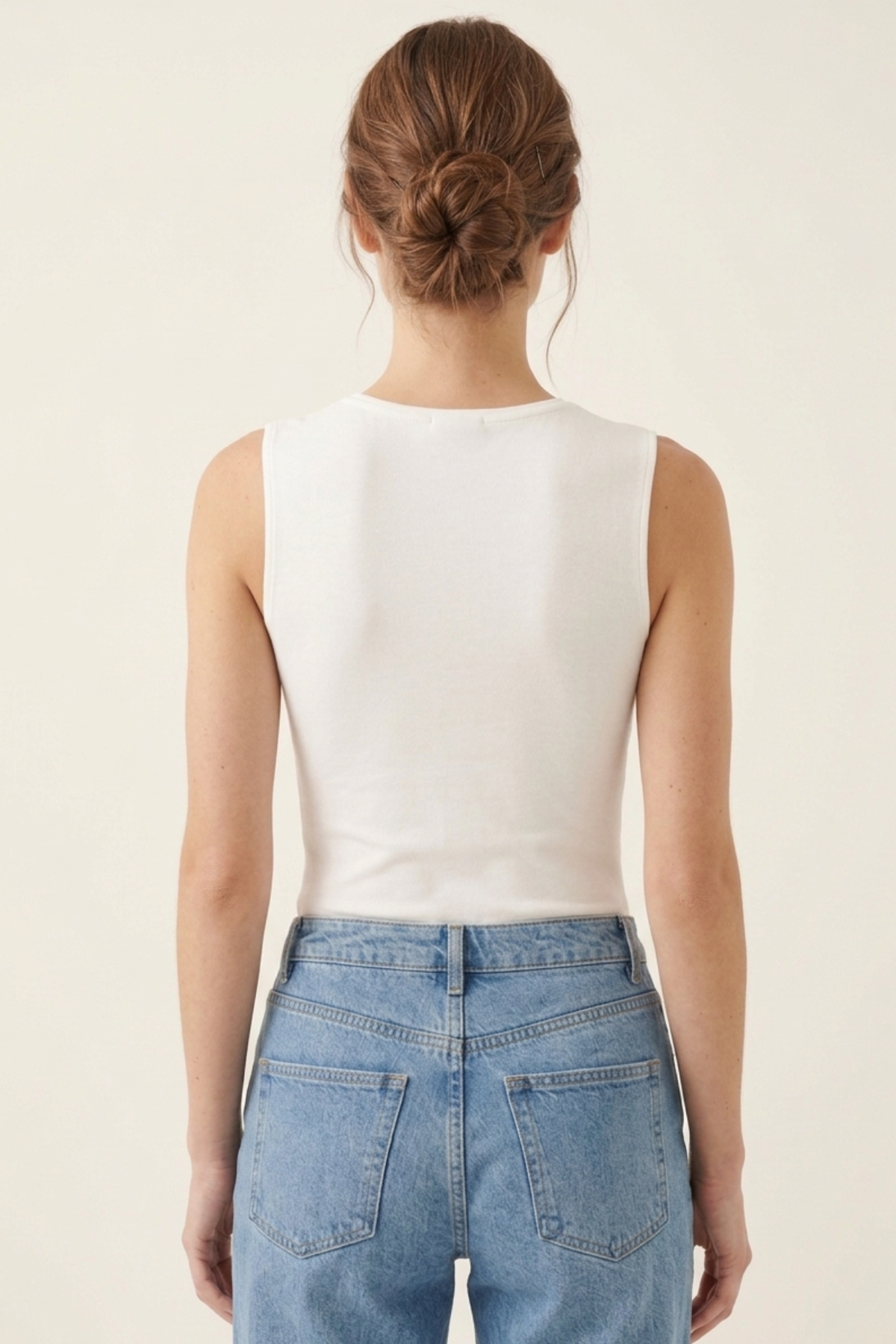 Body Anacapri blanco en algodón con diseño sin mangas y espalda limpia, vista posterior | Claudia Bertolero