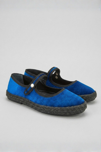 Vista lateral de zapatos Geppetto de terciopelo azul cobalto | Claudia Bertolero