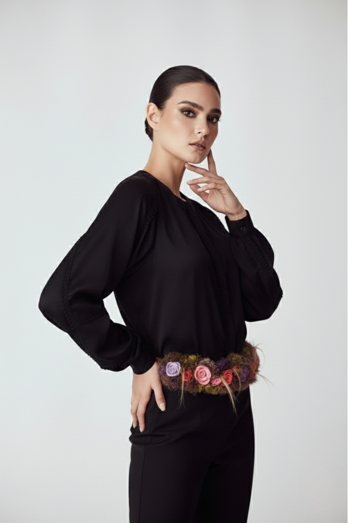 Detalle de blusa Jaspe con blondas decorativas y acabado satinado | Claudia Bertolero