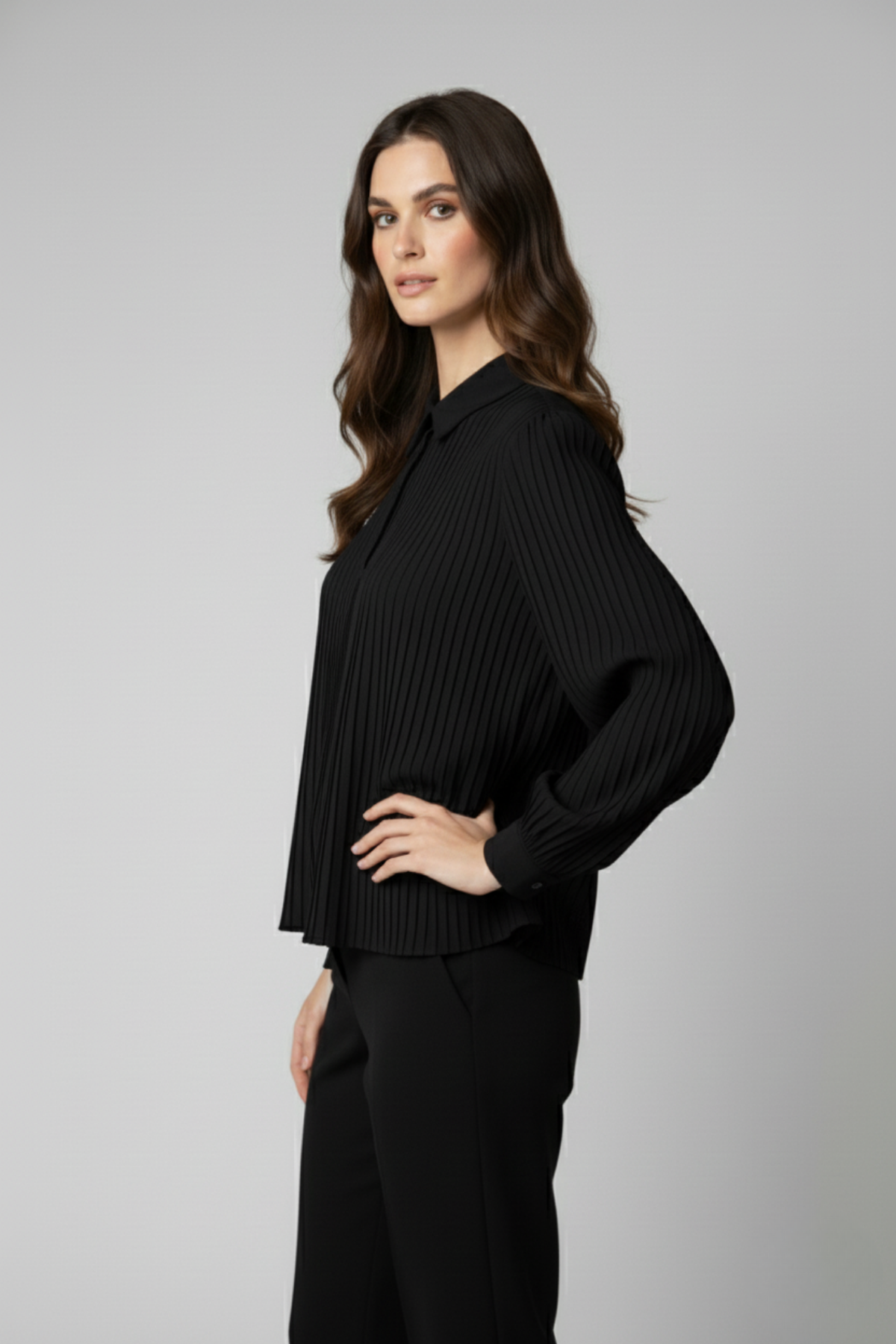 Blusa elegante de gasa plisada con movimiento ligero y acabado sofisticado | Claudia Bertolero