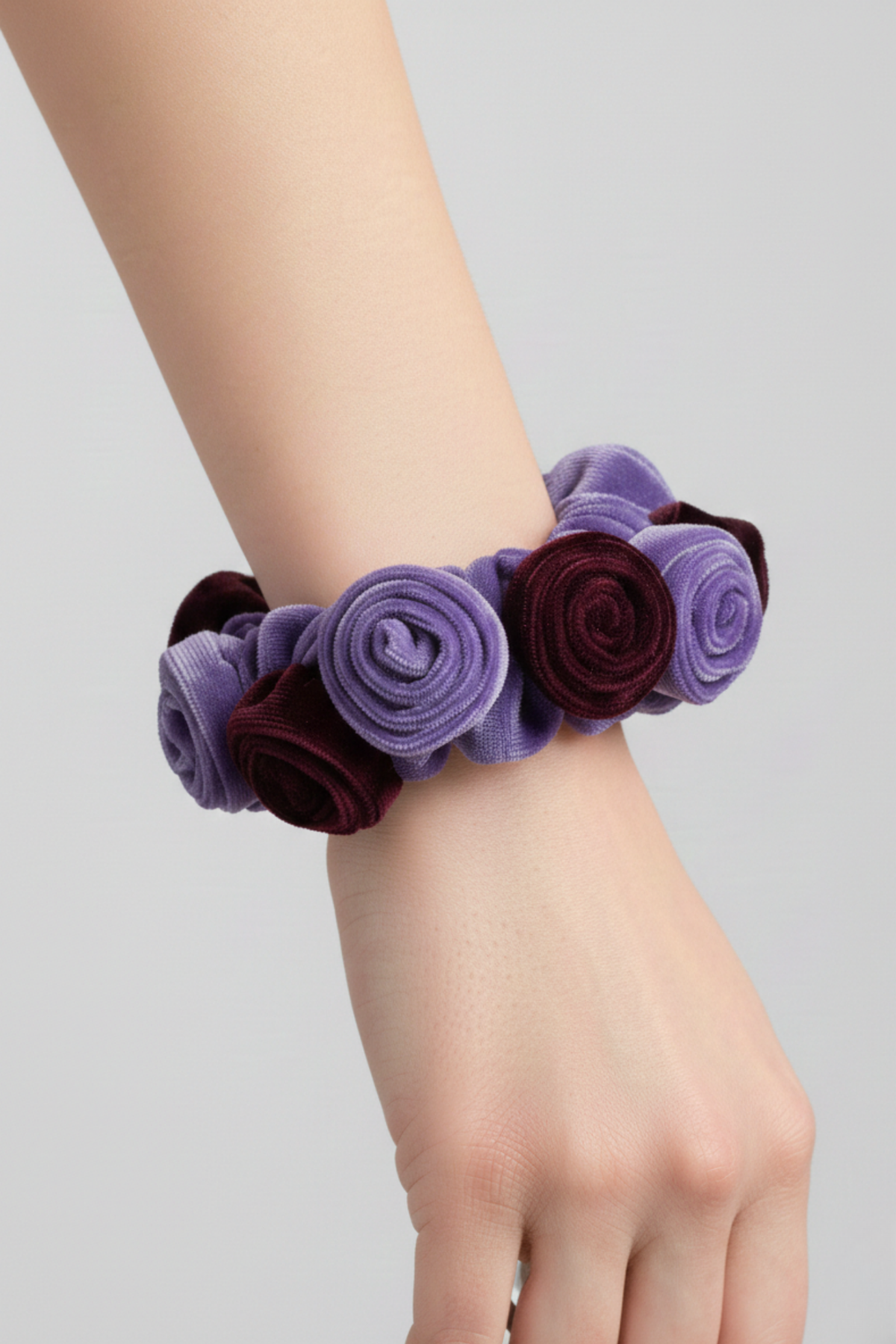 Collete Rosa de terciopelo lila con rosas decorativas y elástico interno que permite un ajuste cómodo y femenino | Claudia Bertolero