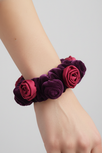 Collete Rosa de terciopelo morado con delicadas rosas decorativas, ideal para un look romántico y elegante | Claudia Bertolero