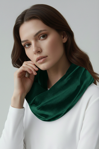 Pañoleta Sierra confeccionada en terciopelo suave y elegante. Un accesorio versátil disponible en varios colores, ideal para looks formales o casuales | Claudia Bertolero