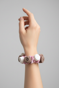 Collete Rosa de terciopelo negro con detalle de rosas decorativas, un accesorio sofisticado que eleva cualquier peinado | Claudia Bertolero