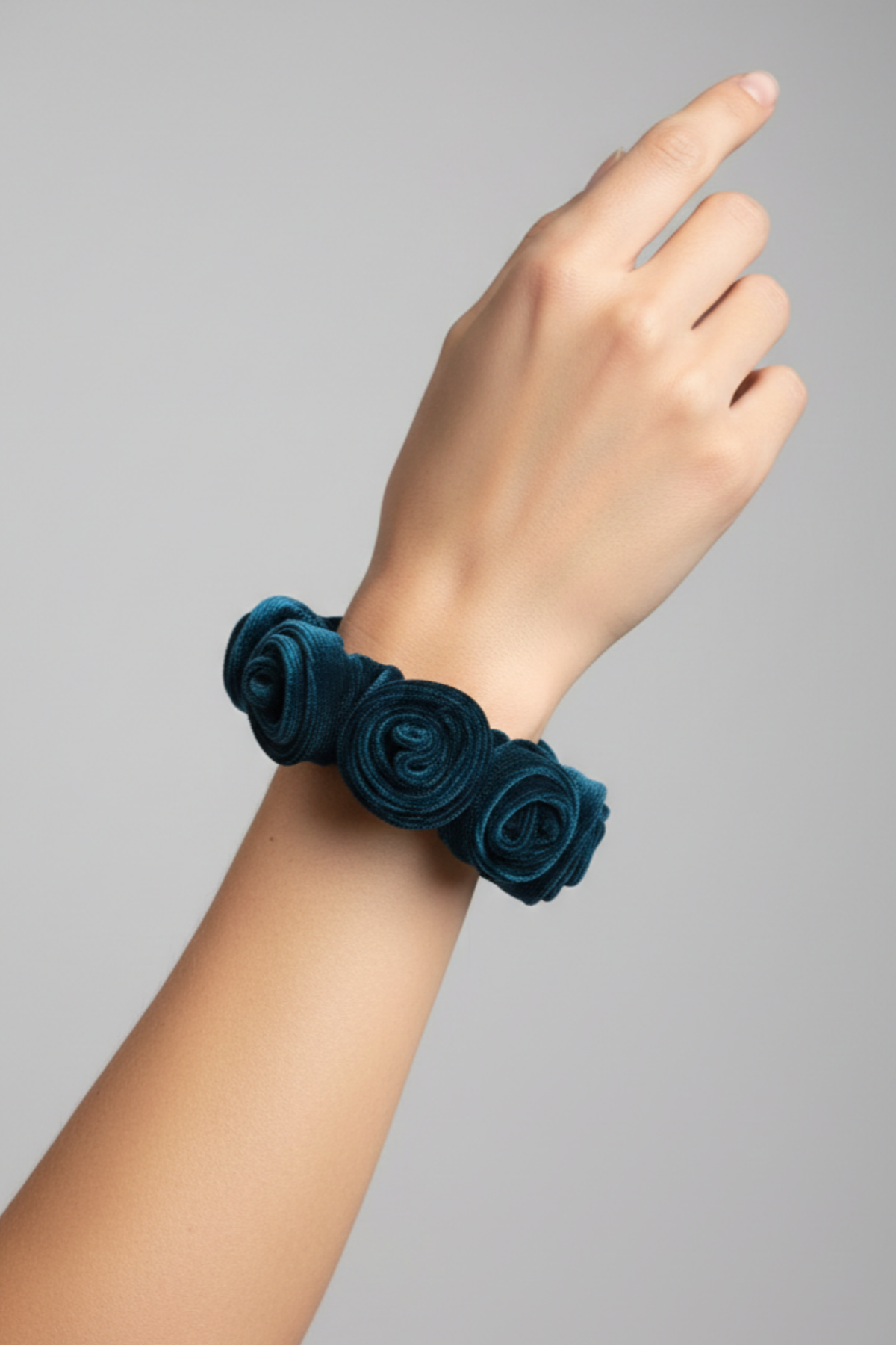 Collete Rosa de terciopelo verde con detalle de rosas decorativas y elástico interno que aporta un ajuste cómodo y femenino | Claudia Bertolero