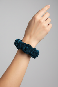 Collete Rosa de terciopelo verde con detalle de rosas decorativas y elástico interno que aporta un ajuste cómodo y femenino | Claudia Bertolero