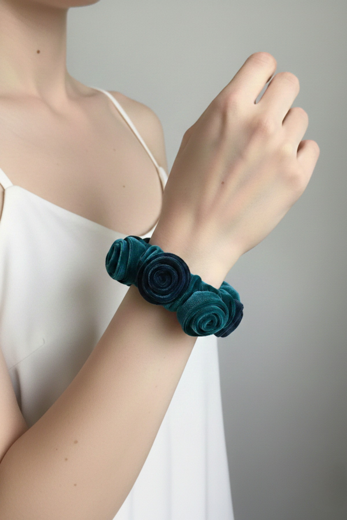 Collete Rosa de terciopelo verde oscuro adornado con rosas decorativas, diseñado para recoger el cabello con estilo y comodidad | Claudia Bertolero