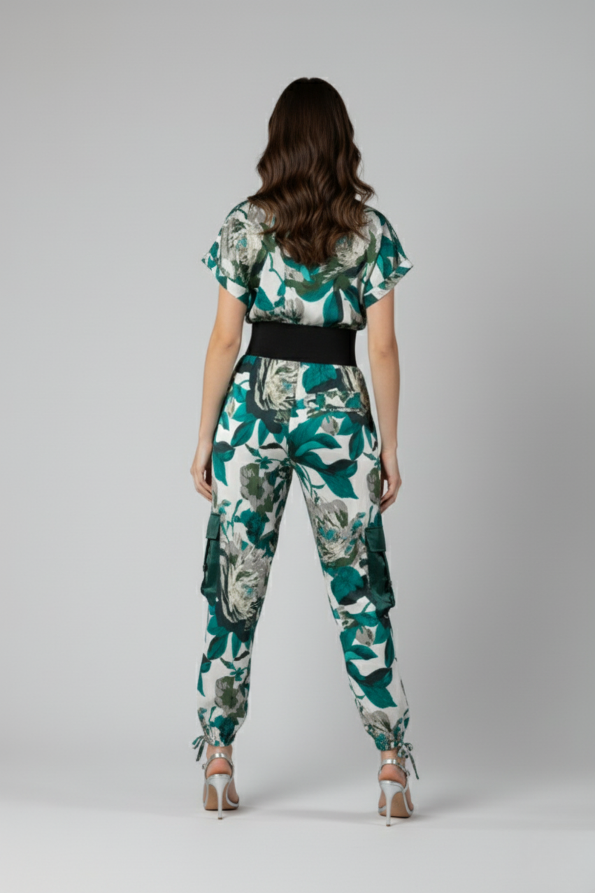 Vista posterior del Enterizo Chantal en seda estampada en tonos verdes, con silueta relajada, bolsillos laterales tipo cargo y tiras ajustables en los tobillos que permiten adaptar el largo | Claudia Bertolero