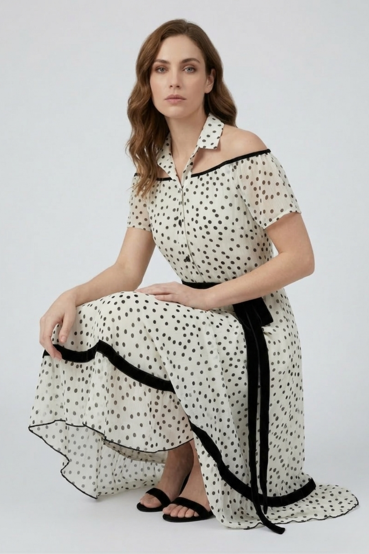 Vestido Pizarro de gasa con pois negro y cinturón de terciopelo, look elegante | Claudia Bertolero