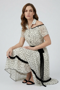 Vestido Pizarro de gasa con pois negro y cinturón de terciopelo, look elegante | Claudia Bertolero
