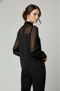 Vista posterior de blusa Conquistador negra con tul de pois y mangas amplias | Claudia Bertolero