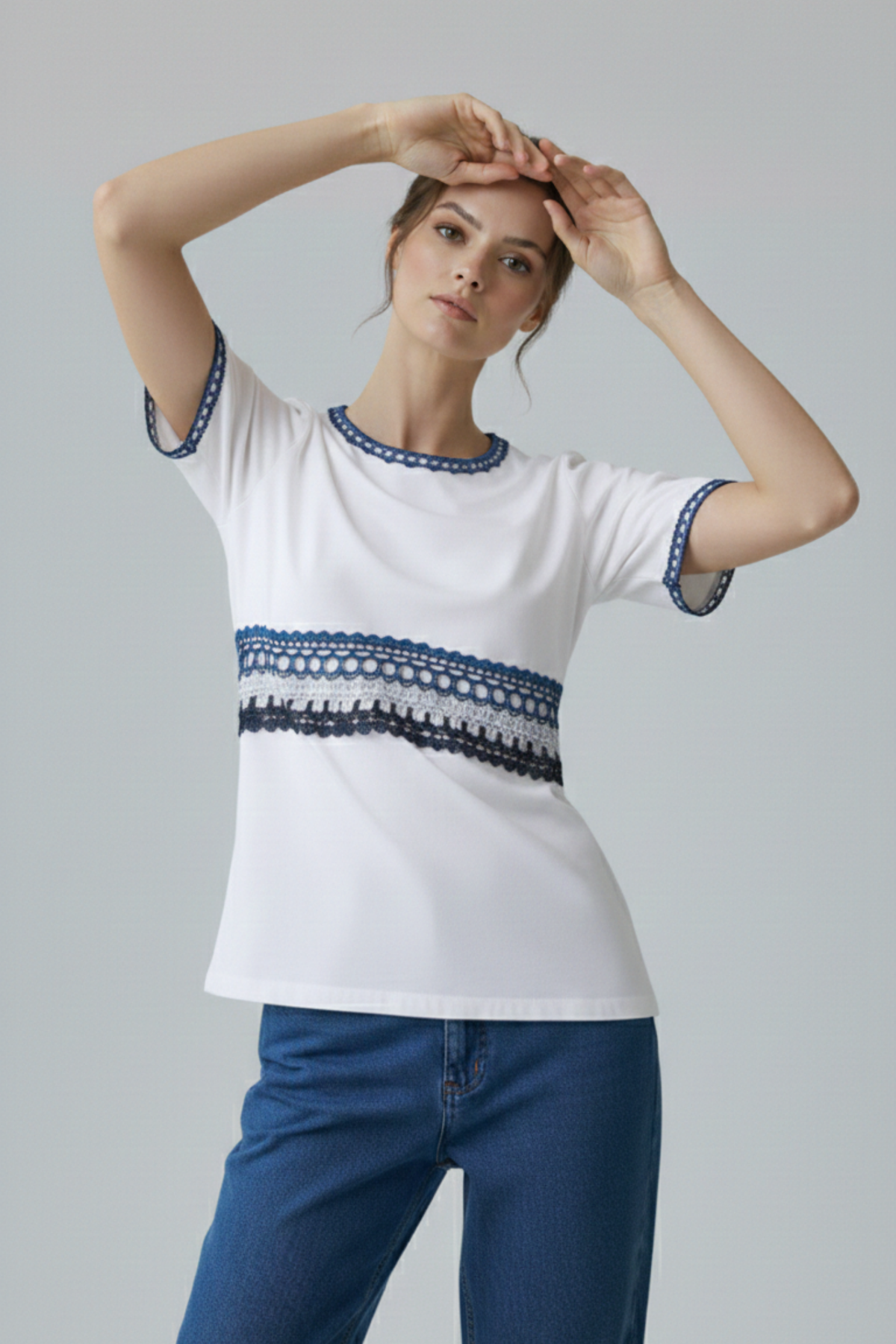 Polo Alma Mía blanco con detalles de crochet azul y azul oscuro en cuello, mangas y franja frontal | Claudia Bertolero