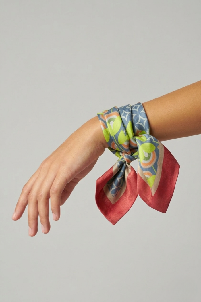 Fular cinto Larioseta de seda estampada anudado en la muñeca | Claudia Bertolero