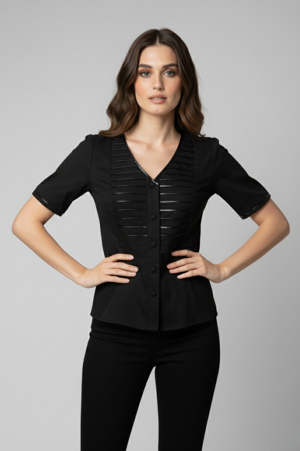 Blusa Caballero negra confeccionada en popelina de algodón con escote en V y botones delanteros. Presenta tiras decorativas de cuero ecológico en el pecho que aportan un estilo elegante y contemporáneo | Claudia Bertolero