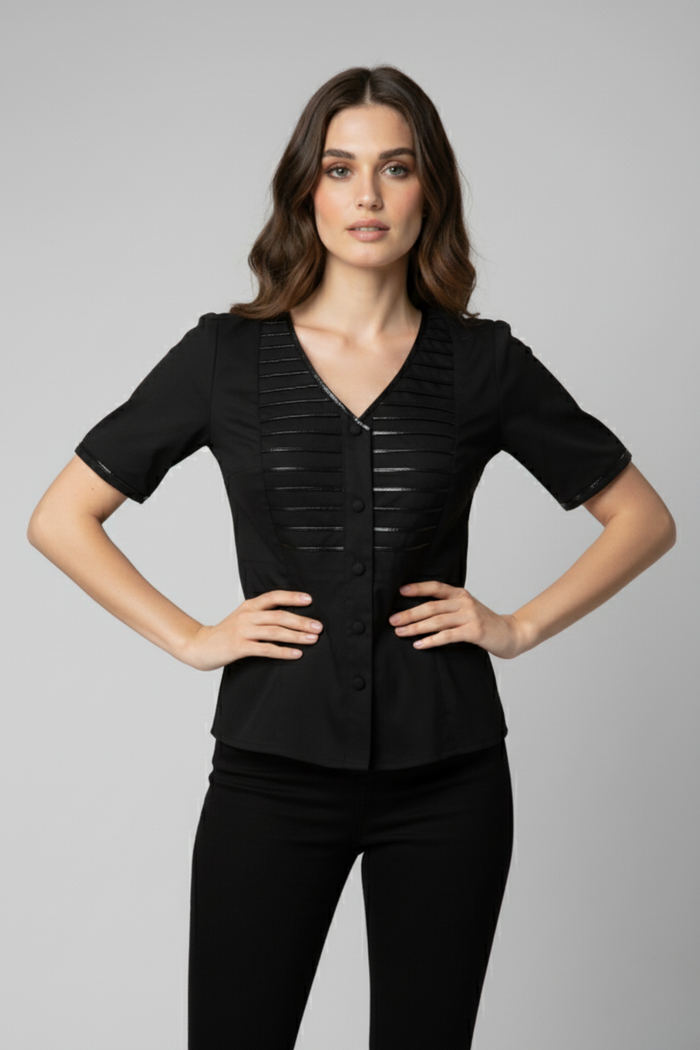 Blusa Caballero negra confeccionada en popelina de algodón con escote en V y botones delanteros. Presenta tiras decorativas de cuero ecológico en el pecho que aportan un estilo elegante y contemporáneo | Claudia Bertolero