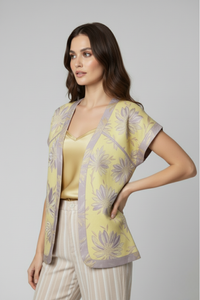 Saco kimono Sandra de brocado peruano amarillo con corte amplio inspirado en kimono | Claudia Bertolero