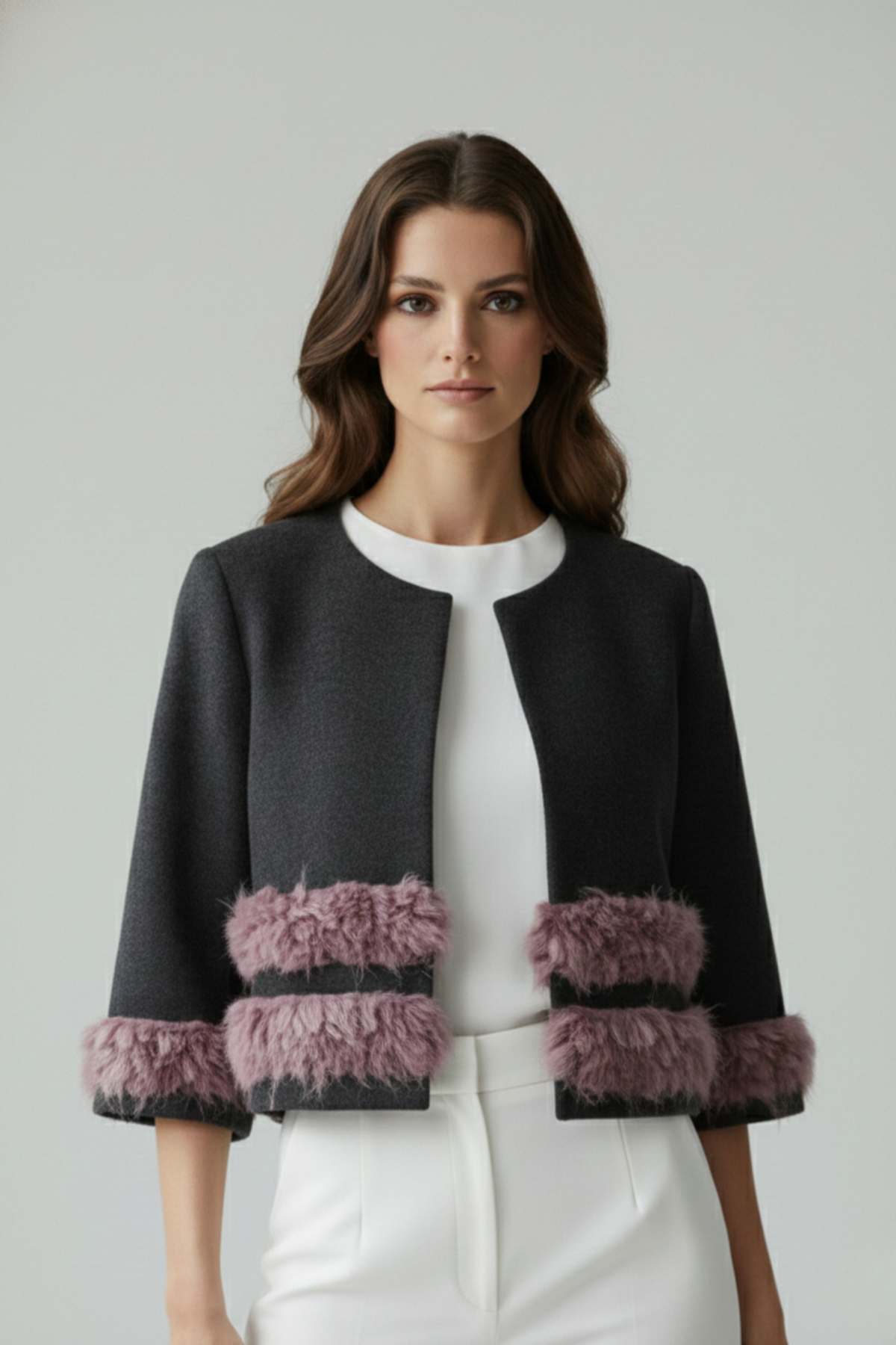 Bolero Kuellap de baby alpaca gris con detalles texturizados en puños y borde inferior | Claudia Bertolero