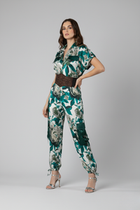 Modelo con Enterizo Chantal de seda estampada en tonos verdes, con cuello tipo camisa, bolsillos en el pecho y bolsillos cargo en las piernas que aportan un estilo moderno y funciona | Claudia Bertolero