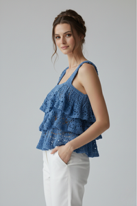 Top Rafaella azul de crochet en algodón mercerizado con diseño de capas vista lateral | Claudia Bertolero