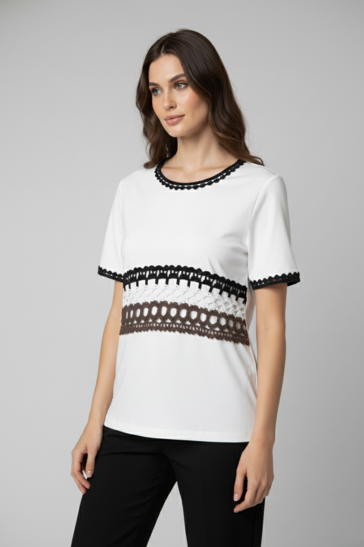 Polo Alma Mía blanco con ribetes de crochet negro y franja de crochet multicolor en el torso | Claudia Bertolero