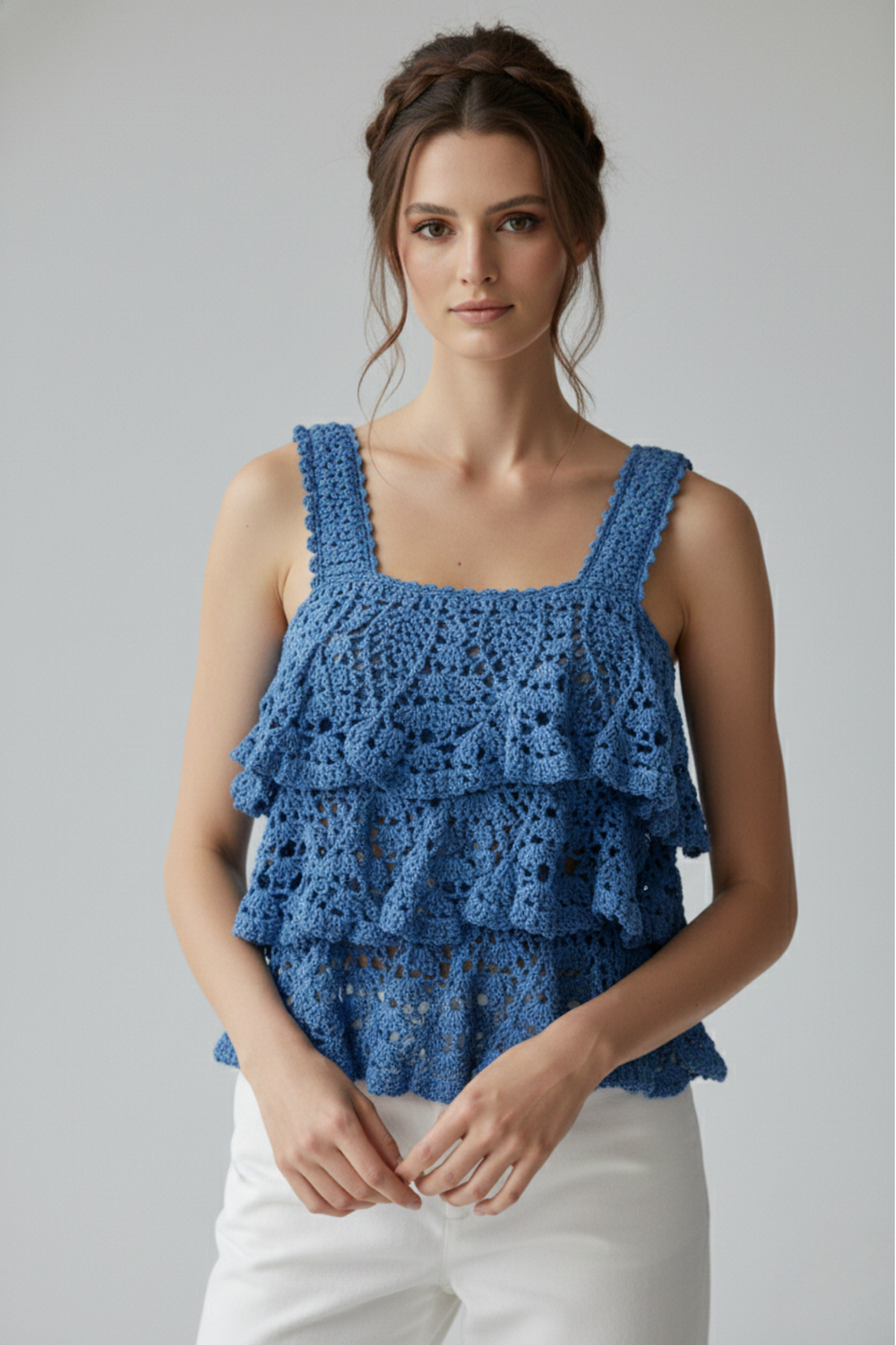 Top Rafaella azul de crochet con diseño calado y capas vista frontal | Claudia Bertolero