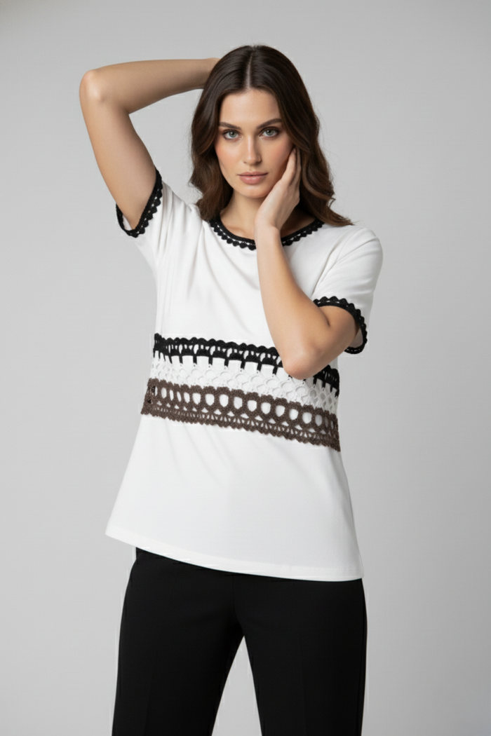 Polo Alma Mía blanco con ribetes de crochet negro y franja de crochet multicolor en el torso | Claudia Bertolero