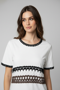 Detalle del Polo Alma Mía blanco con cuello redondo y franja de crochet en tonos negro, blanco y marrón en el torso | Claudia Bertolero