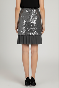 Falda Audrey corta en lentejuelas gris con cierre en la espalda y detalle inferior de gasa plisada, diseño estructurado sin elástico en la cintura | Claudia Bertolero