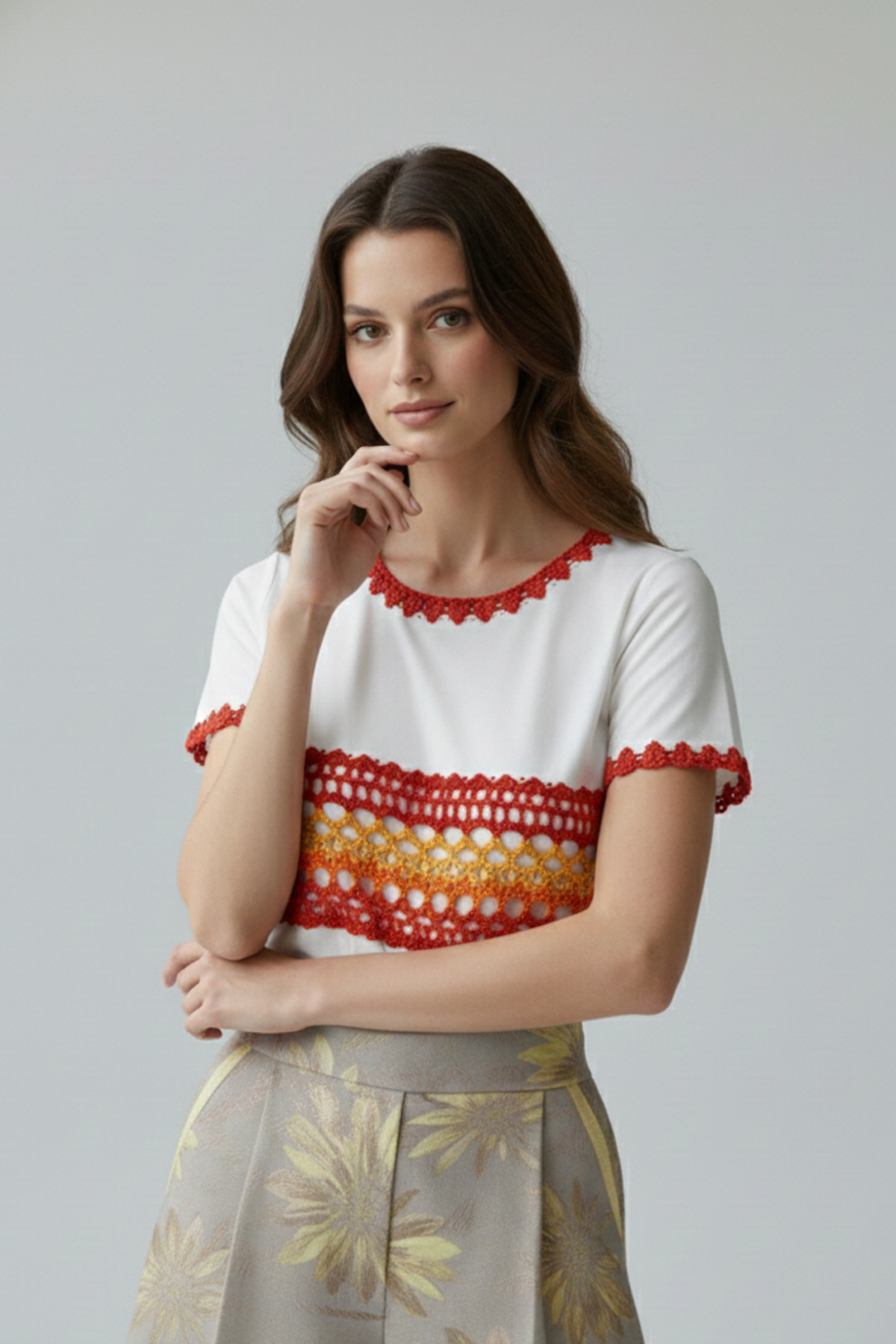 Polo Alma Mía blanco con aplicaciones de crochet rojo y amarillo en cuello, mangas y franja frontal | Claudia Bertolero