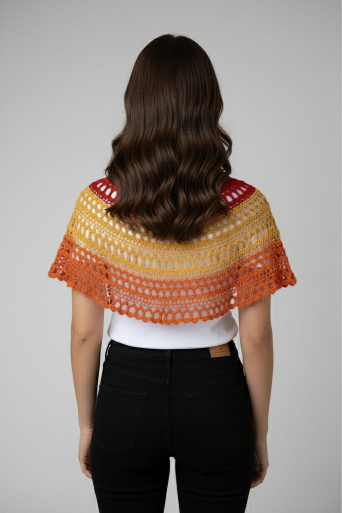 Detalle frontal del Polo Tribal con capa de crochet en degradé rojo, amarillo y naranja sobre polo blanco | Claudia Bertolero 