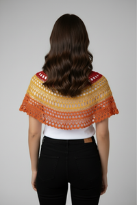 Detalle frontal del Polo Tribal con capa de crochet en degradé rojo, amarillo y naranja sobre polo blanco | Claudia Bertolero 