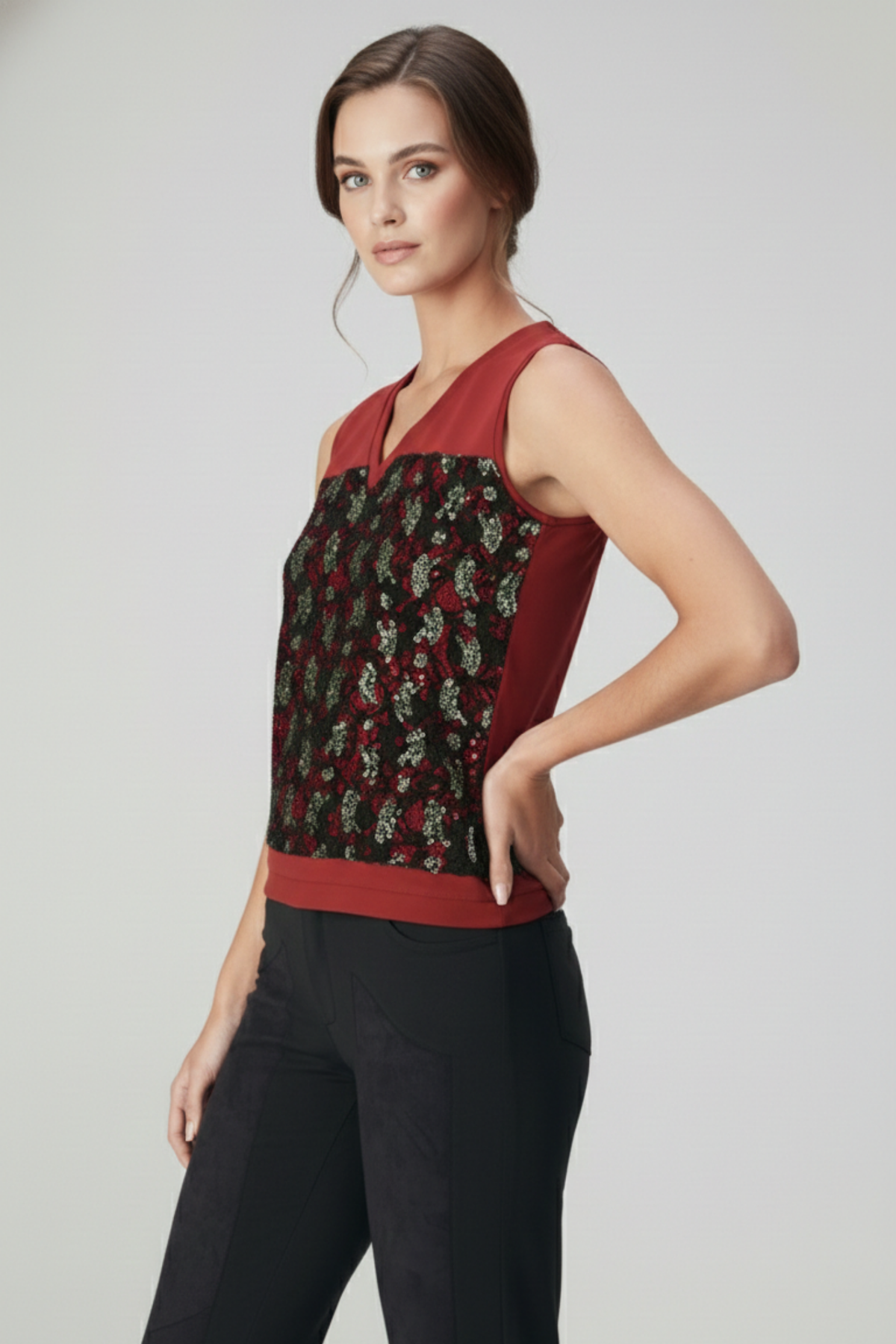 Detalle del top con escote en V y encaje brillante del conjunto | Claudia Bertolero