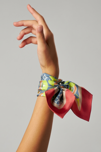 Fular cinto Larioseta de seda estampada anudado en la muñeca | Claudia Bertolero