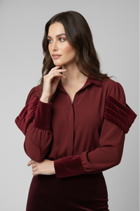 Detalle de la blusa Ancla en gasa bordeaux con mangas decoradas en terciopelo estilo ancla | Claudia Bertolero