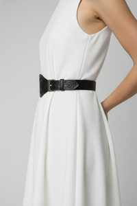 Modelo usando cinturón Mónica negro de Claudia Bertolero en cuero de talabartería con repujado decorativo | Claudia Bertolero