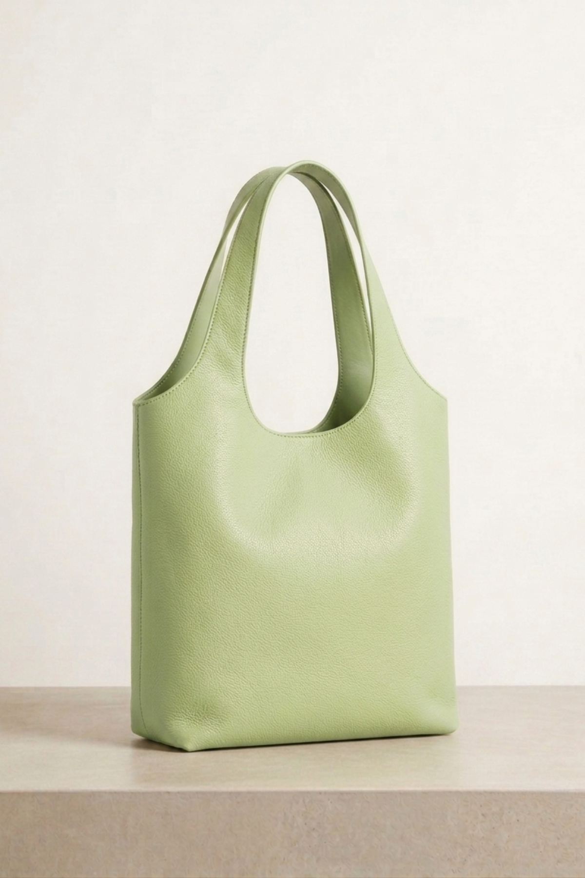 Bolso Milán color verde elaborado en cuero de res con diseño amplio para llevar al hombro | Claudia Bertolero
