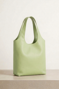 Bolso Milán color verde elaborado en cuero de res con diseño amplio para llevar al hombro | Claudia Bertolero