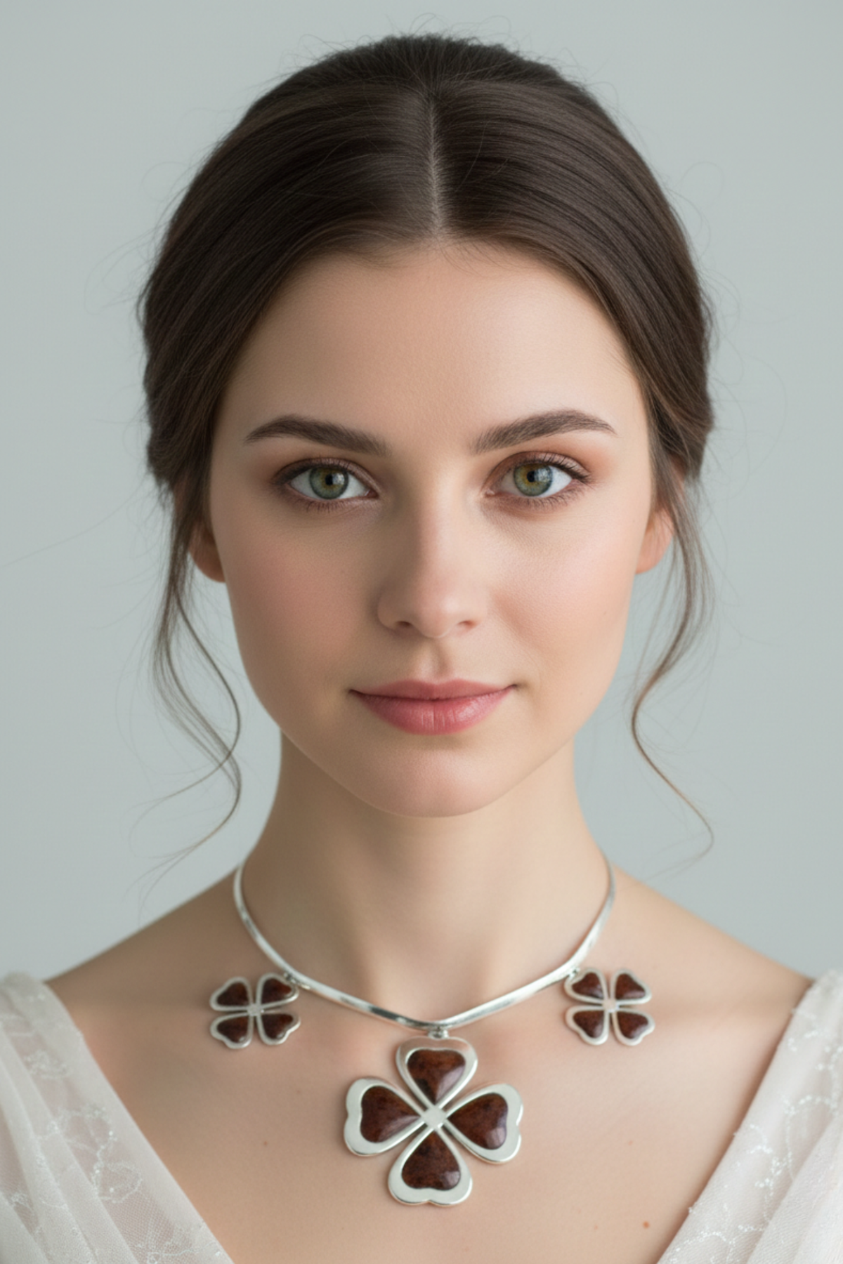 Collar rígido de plata 950 con tres tréboles y contraste oscuro elegante | Claudia Bertolero