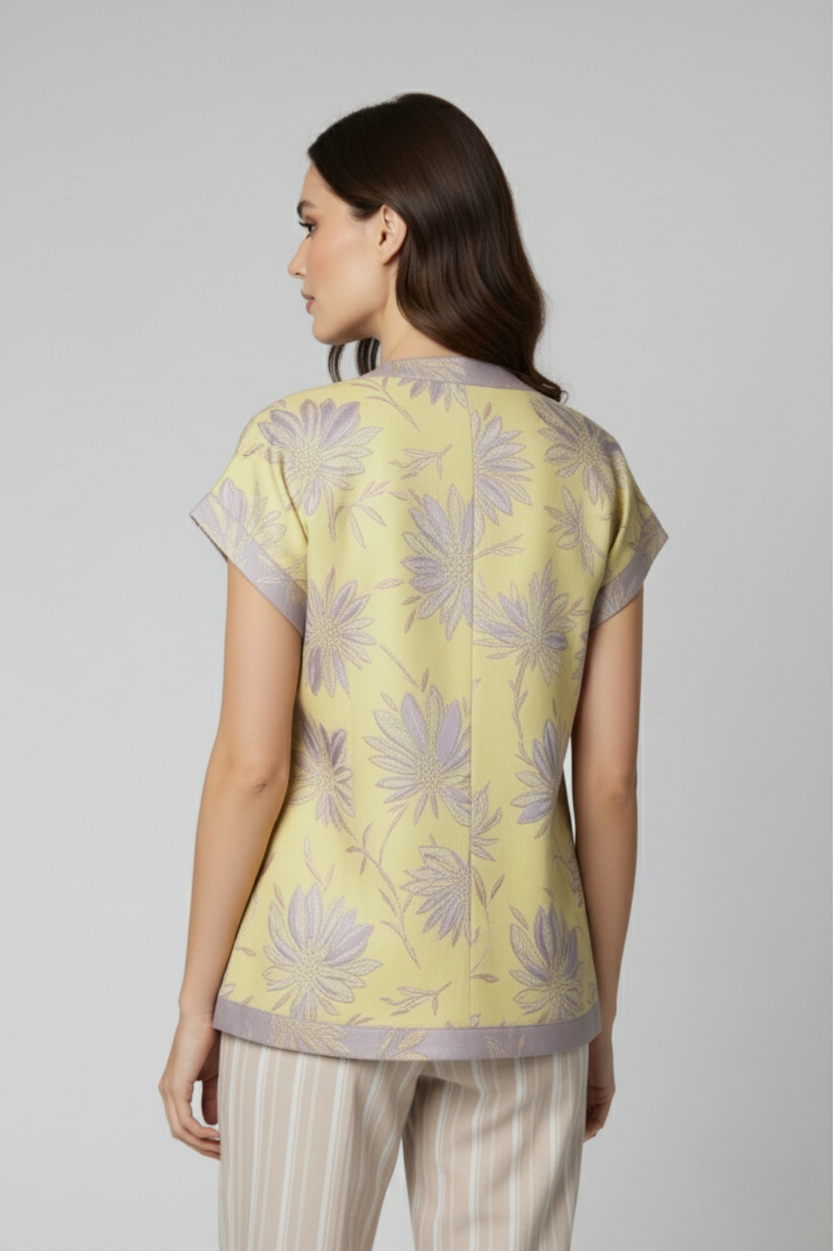 Saco kimono Sandra de brocado peruano amarillo con flores y mangas cortas vista trasera | Claudia Bertolero