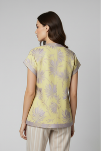 Saco kimono Sandra de brocado peruano amarillo con flores y mangas cortas vista trasera | Claudia Bertolero