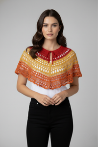 Polo Tribal con capa de crochet en tonos rojo, amarillo y naranja sobre polo blanco, vista frontal | Claudia Bertolero